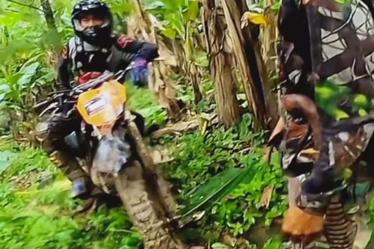 Video Penonton Lomba Hill Climb Tertimpa Motor
