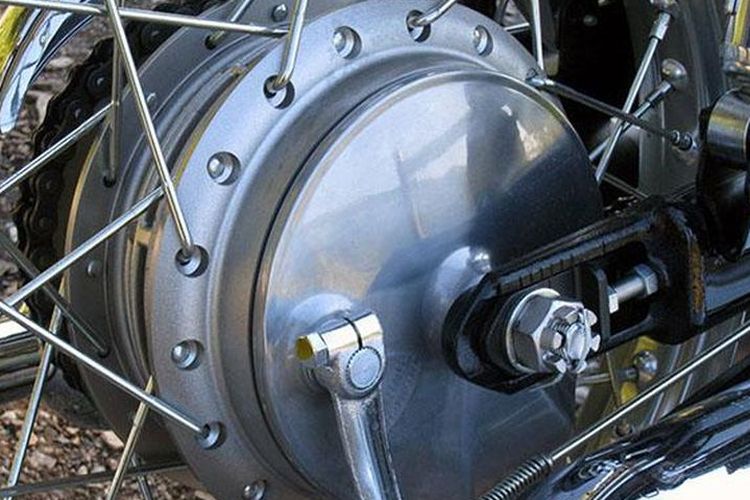 Waspada Panas Berlebih pada Rem Tromol Motor Saat Perjalanan Jauh